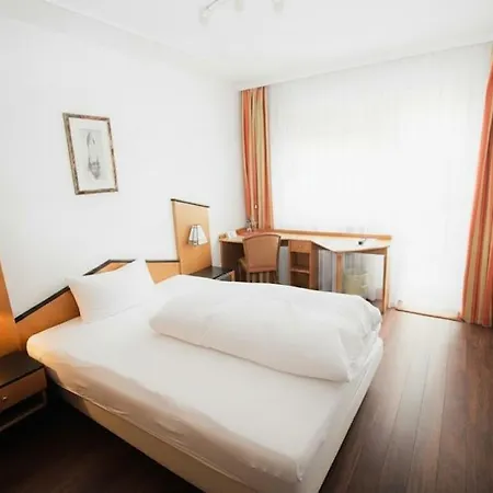 Gaestehaus Am Kurpark ホテル 3*